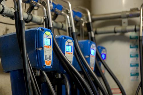 Les trayeuses automatique au poste de lavage